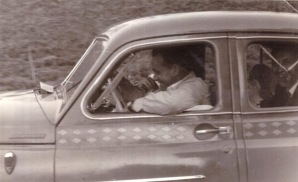 Zygmunt Badziąg w taksówce, około 1960 roku, fot. ze zbiorów Piotra Badziąga
