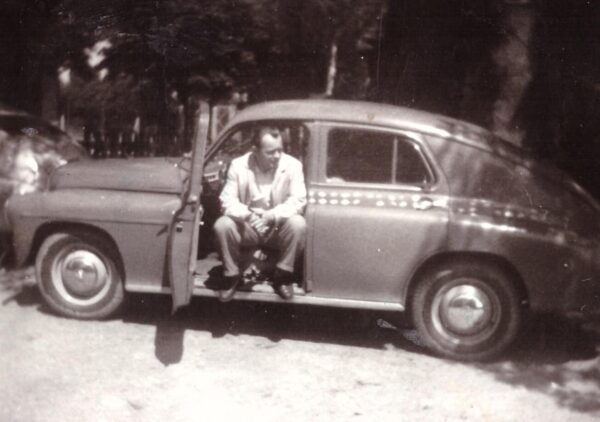 Zygmunt Badziąg w taksówce, około 1960 roku, fot. ze zbiorów Piotra Badziąga