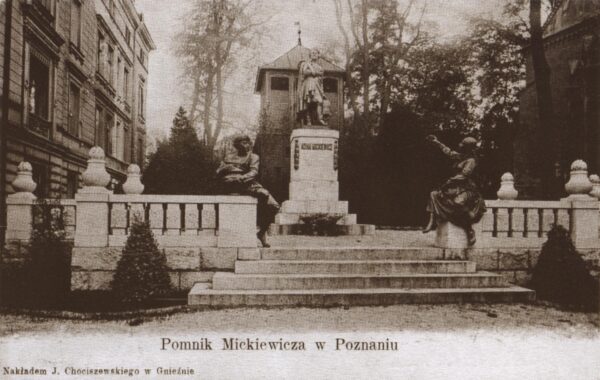 Pomnik Adama Mickiewicza w wersji z lat 1919-1939. Reprodukcja pocztówki wydanej przez J. Chociszewskiego