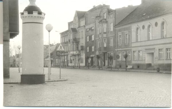 Postój taksówek w Szamotułach, lata 80. XX w., fot. z zasobów Muzeum Zamek Górków