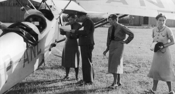 Krajowe zawody lotnicze na lotnisku mokotowskim w Warszawie, 1938 r., fot. Narodowe Archiwum Cyfrowe