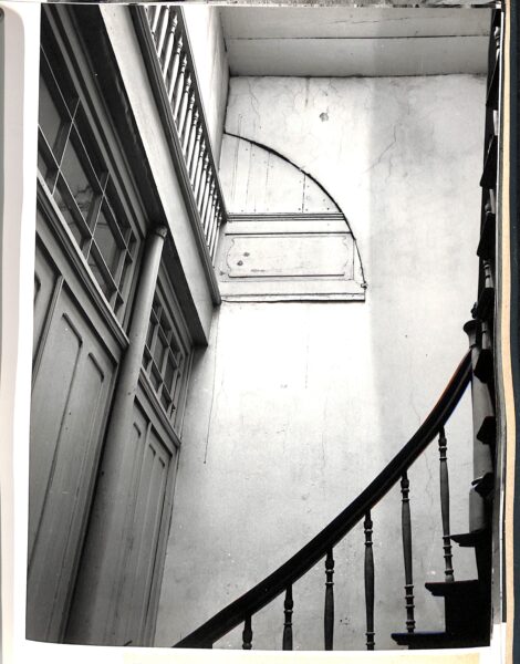 Klatka schodowa między II i III piętrem - widoczna starsza balustrada poddasza, stan w 1977 r., repr. M. Gołembka