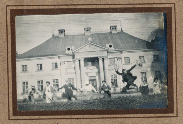 Zielone Świątki w Jarogniewicach w 1926 roku i skok przez żywopłot, fot. zbiory prywatne