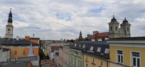 Rynek 2 na tle wież kościołów i ratusza, fot. M. Gołembka