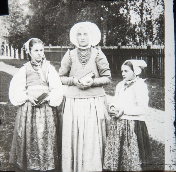 Kobiety z Dobrzeca, początek XX wieku,  Atelier M. Raczyńskiego, fot. ze zbiorów Stefana Ferenca