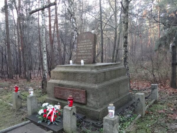 Symboliczny grób rozstrzelanych w Skarszewie, fot. Grupa Schondorf