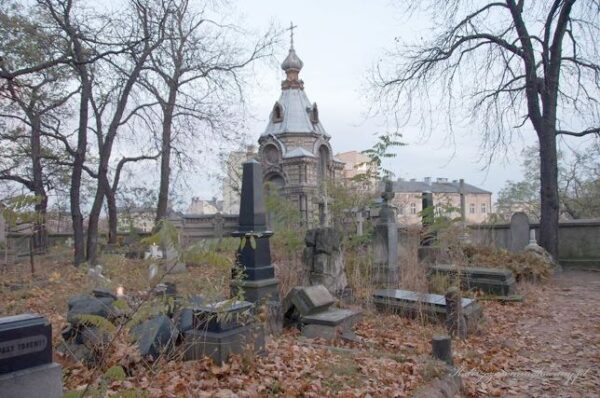 Górująca nad cmentarzem, kaplica Kononowa, fot. domena publiczna