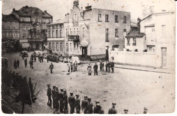 Rozstrzelanie pięciu Otorowian na szamotulskim Rynku 13 października 1939 roku, fot. ze zbiorów Muzeum Zamek Górków