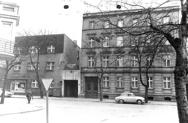 Budynek przy pl. Metziga 32, lata 70., źródło Archiwum Państwowe w Lesznie