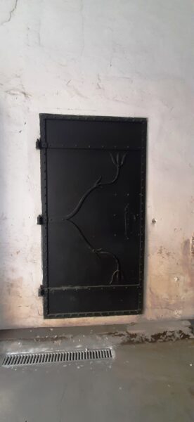 Drzwi na zapleczu dawnego sklepu z artykułami żelaznymi, fot. M. Gołembka