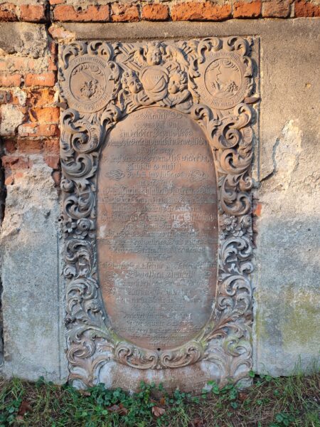 Jedno z epitafiów na dawnym cmentarzu ewangelickim w Śmiglu, fot. Emilian Prałat