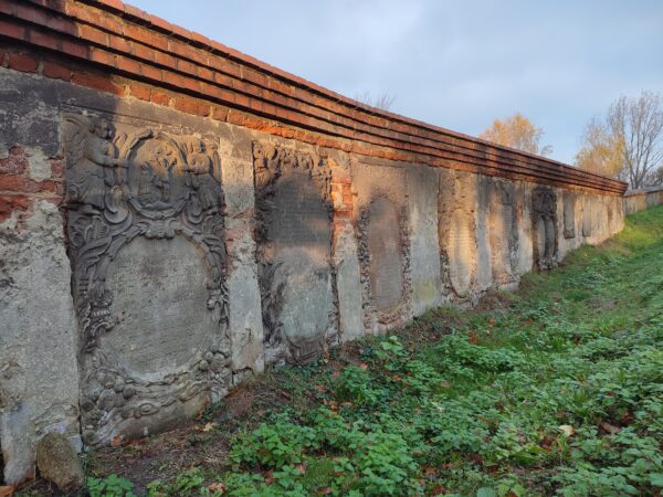Mur z epitafiami na dawnym cmentarzu ewangelickim w Śmiglu, fot. Emilian Prałat