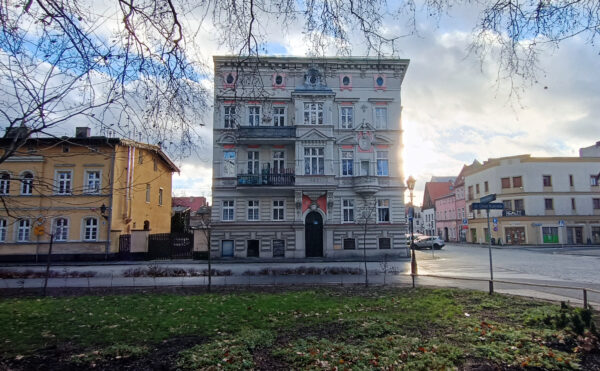 Fasada kamienicy od ulicy Ofiar Katynia, fot. M. Gołembka