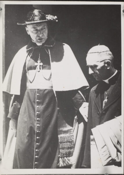 Kardynał Stefan Wyszyński w towarzystwie arcybiskupa Antoniego Baraniaka, fot. Polona