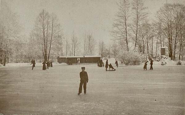 Ślizgawka na Kogutku w Parku Miejskim w Kaliszu, lata 30 XX wieku, fot. Domena Publiczna
