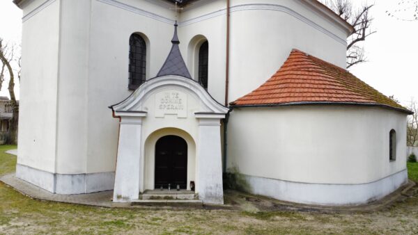 Krypta Mielżyńskich przy kościele w Iwnie. fot. Emilian Prałat