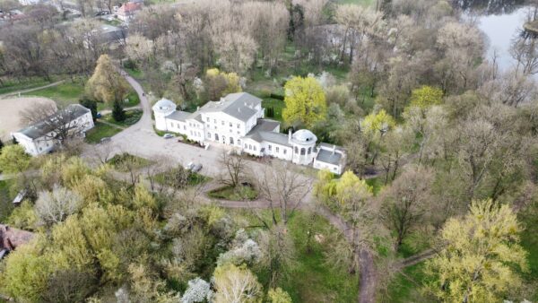 Pałac w Iwnie i fragment parku z lotu ptaka, fot. Emilian Prałat