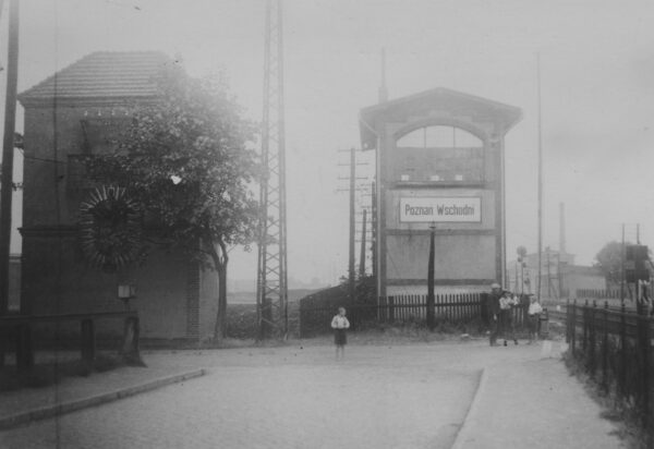 Poznań, 1933, fragment dworca wschodniego, widok od ul. Krańcowej, fot. Narodowe Archiwum Cyfrowe 