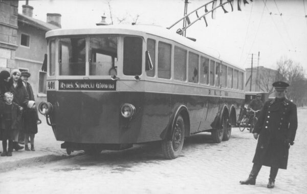 Trolejbus podczas otwarcia pierwszej linii w Poznaniu w 1930, fot. Narodowe Archiwum Cyfrowe
