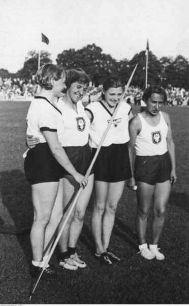 Zofia Smętek-najnizsza - podczas meczu lekkoatletycznegoPolska-Niemcy. Drezno-1935.Źrodlo -Narodowe-Archiwum-Cyfrowe