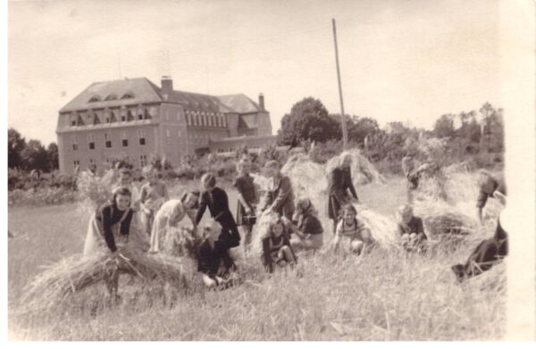 Widok na dom dziecka, fot ze Zbiorów Muzeum Zamek Górków