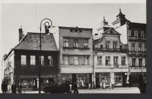 Pierwsza od lewej kamienica Rynek 30, rok 1955, zbiory Archiwum Państwowego w Lesznie