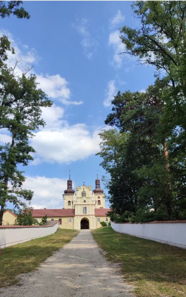 Droga prowadząca do furty klasztornej, fot. Emilian Prałat