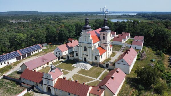 Zabudowania klasztorne w Bieniszewie z widocznymi w tle domkami-pustelniami kamedułów, fot. Emilian Prałat