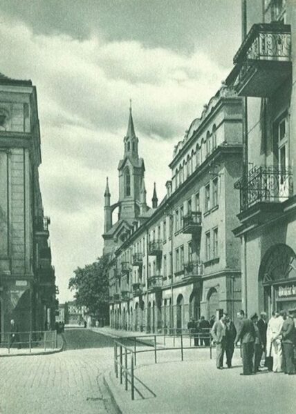 Narożnik Rynku Głównego i ulicy Kanonickiej w Kaliszu, fot. Otto Findor, około 1940 r., Domena publiczna