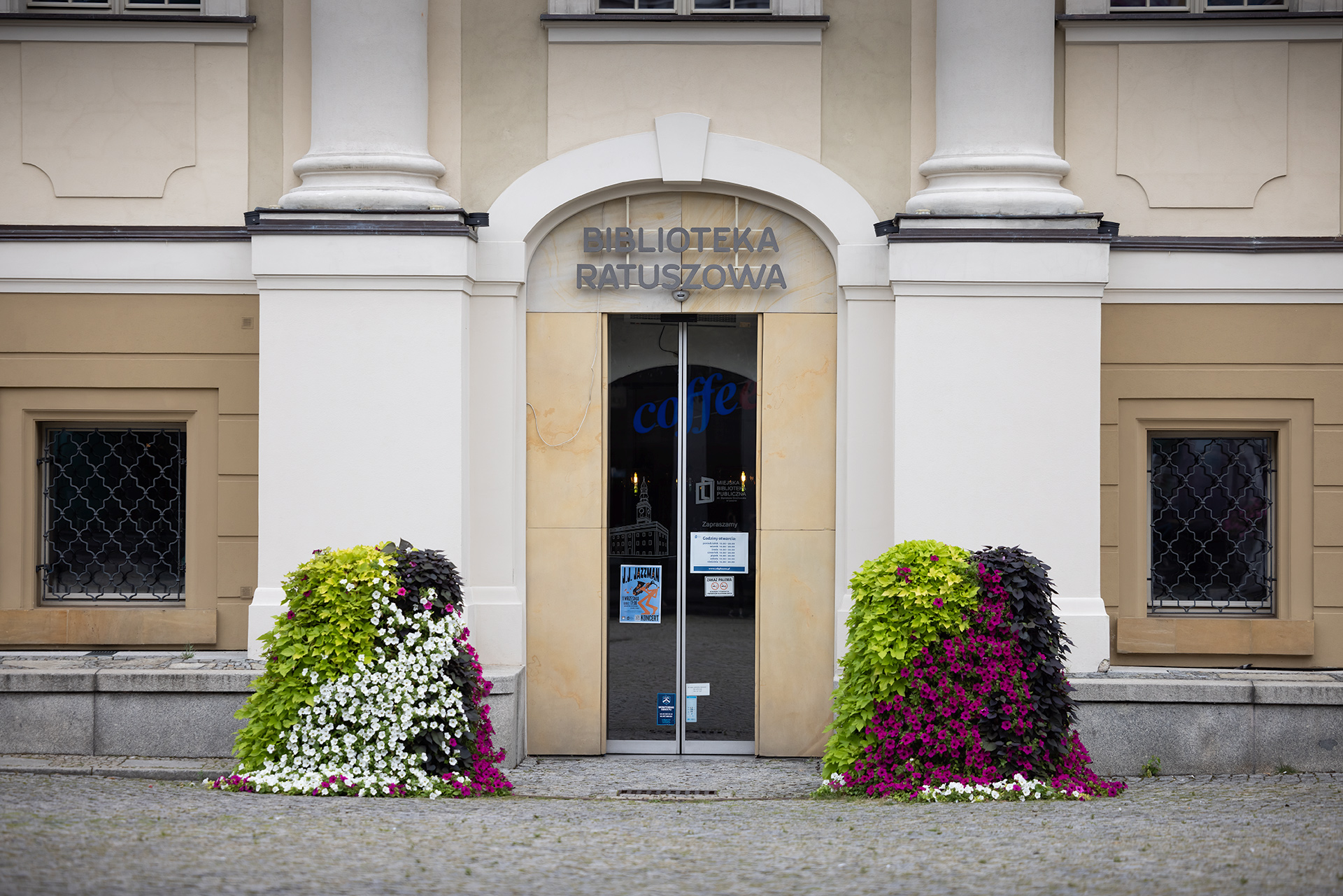 Biblioteki niezwykłe: biblioteka w leszczyńskim Ratuszu – kawa, jazz i książki