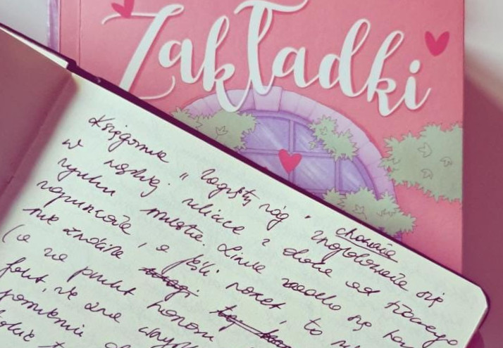 „Między regałami i relacjami” – o debiucie literackim, książkach i dorastaniu