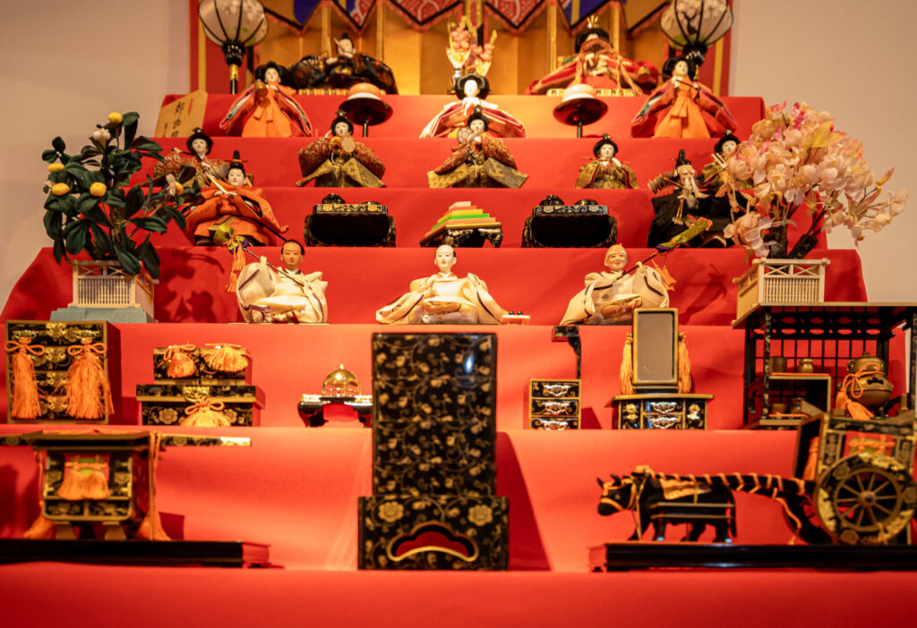 Więcej niż widać. O wystawie „Ukryte na widoku. Znaczenia wybranych barw i symboli w kulturze Japonii”