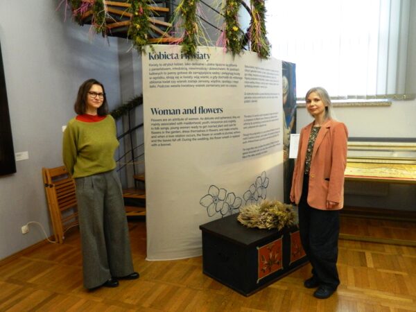 Zuzanna i Ewa przed oprowadzaniem kuratorskim, fot. M. Gołembka